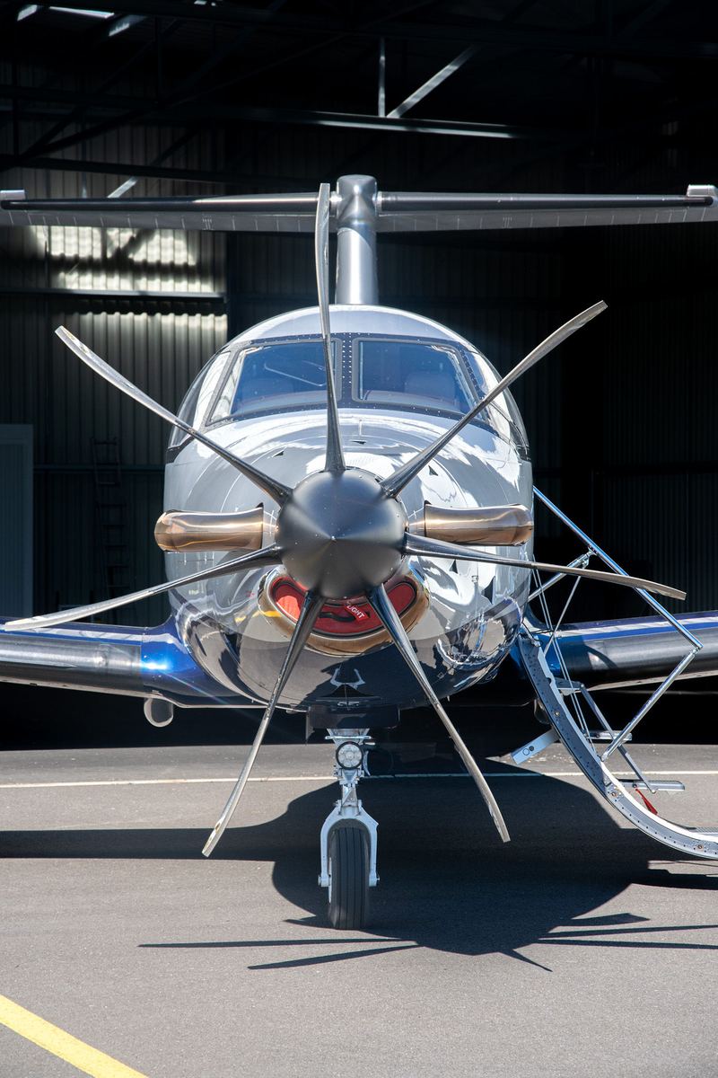Hélice du PC-12 NGX devant le hangar